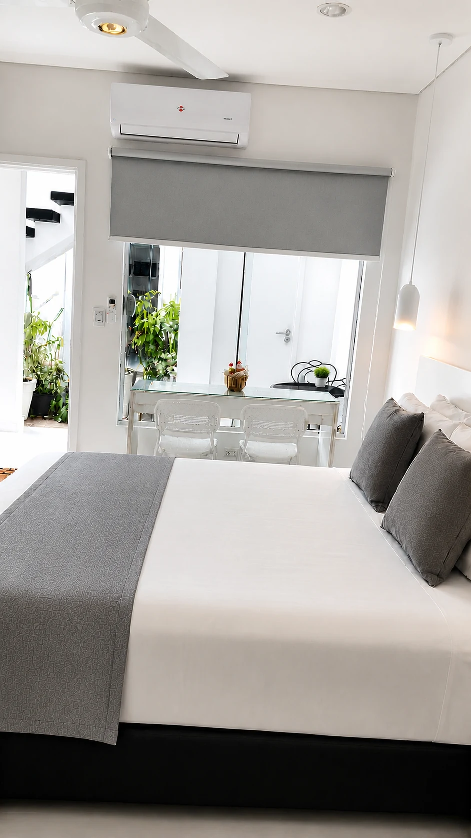 Habitación con cama queen y mesa para dos junto a la ventana