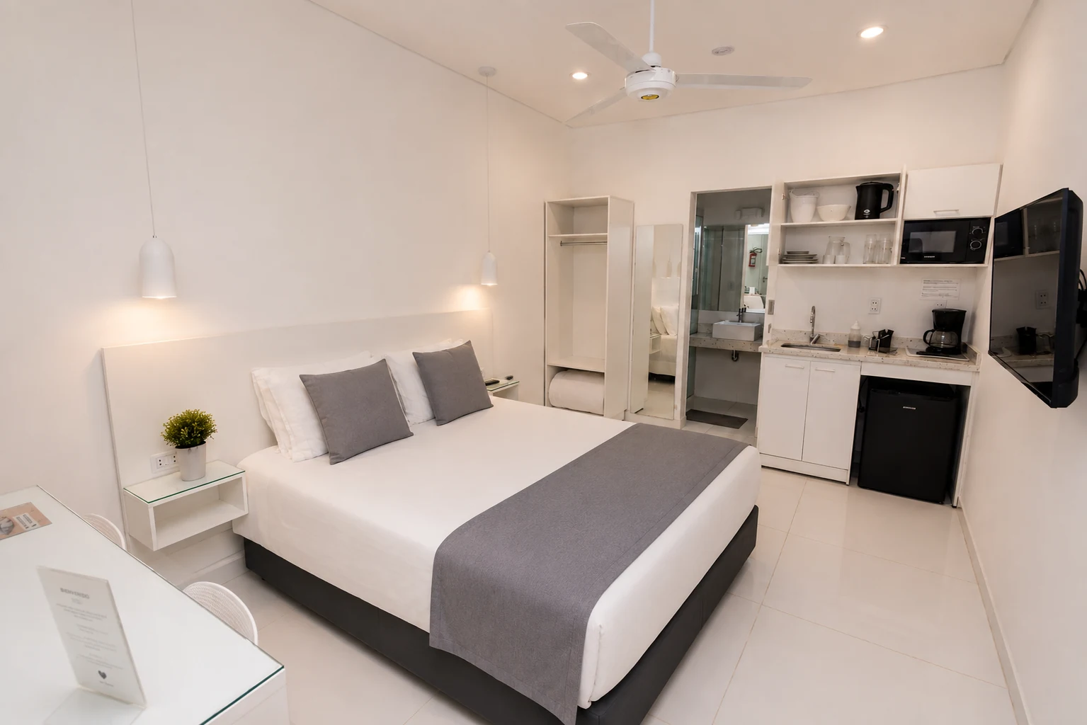 Monoambiente completo: cama, kitchenette y baño